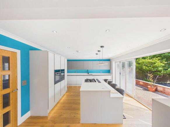 5 bed Detached for sale Image 5