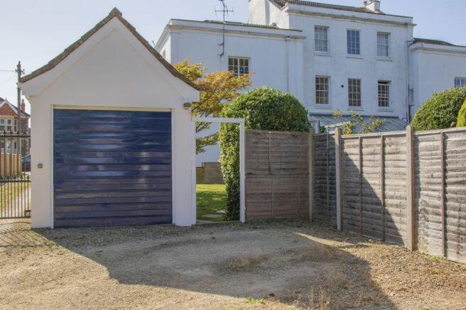 Garage & P...