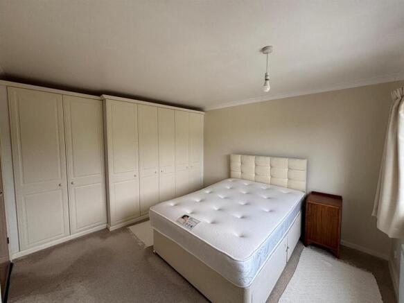 4 bed House for sale Image 6