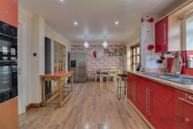 5 bed Detached to rent Image 5