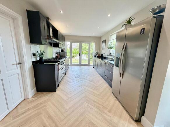 4 bed Detached for sale Image 7