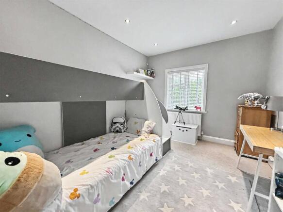 5 bed Detached for sale Image 4