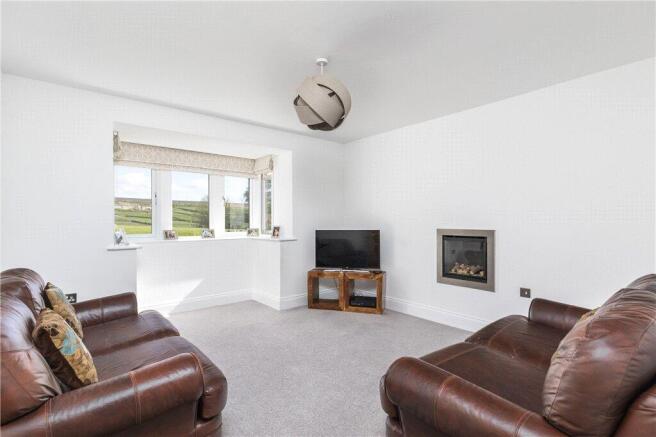 5 bed Detached for sale Image 8