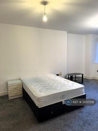 Studio to rent Image 4