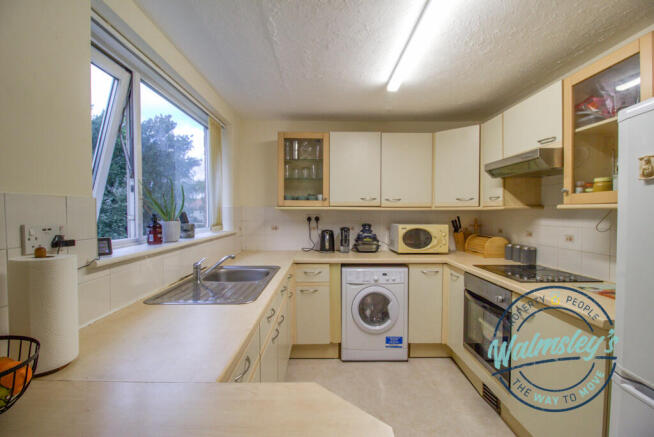Kitchen with breakfast bar