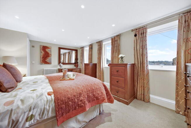 6 bed Detached for sale Image 12