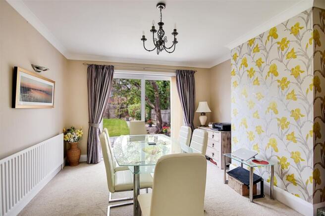 Hurst Avenue, Worthing, BN11 photo 4