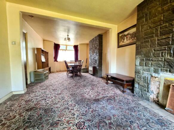 Spacious Through Lounge/Diner