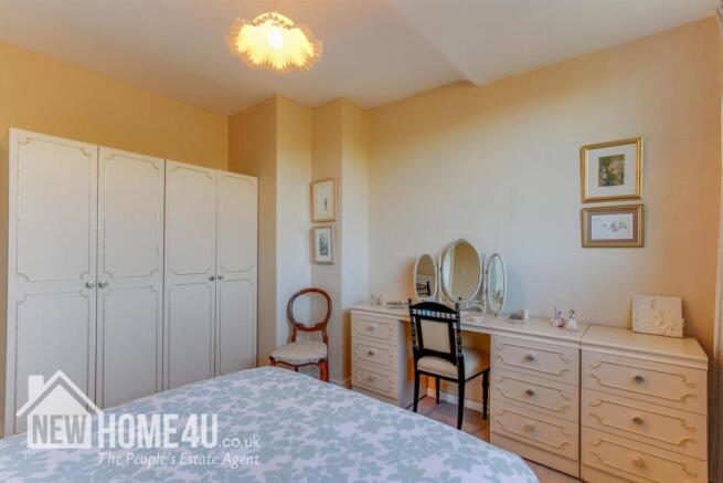 MASTER BEDROOM: