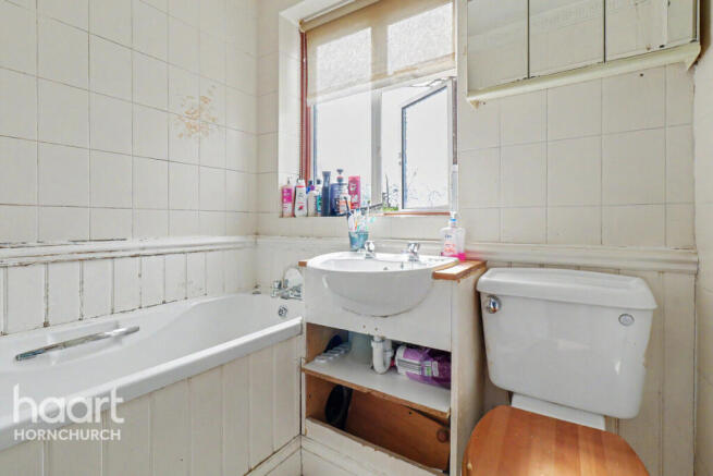 Suttons Avenue, Hornchurch photo 4