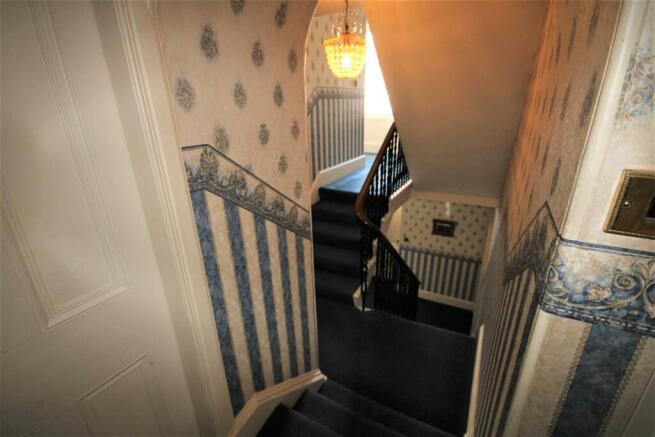 STAIRCASE & SPLIT LANDING