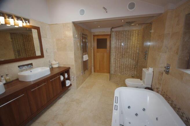 Main Bathroom (DBF)