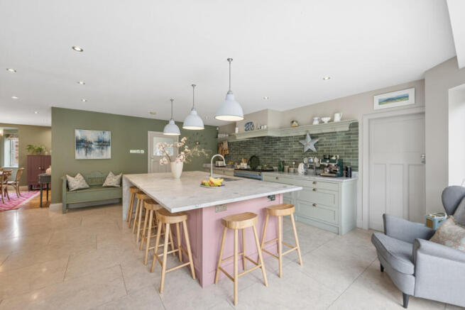 6 bed Detached for sale Image 8