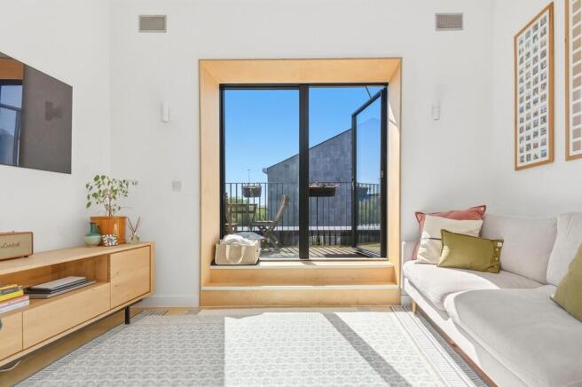 3 bed Town House for sale Image 7