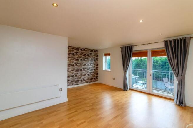 2 bed Apartment to rent Image 5