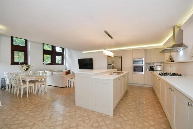 4 bed House for sale Image 4