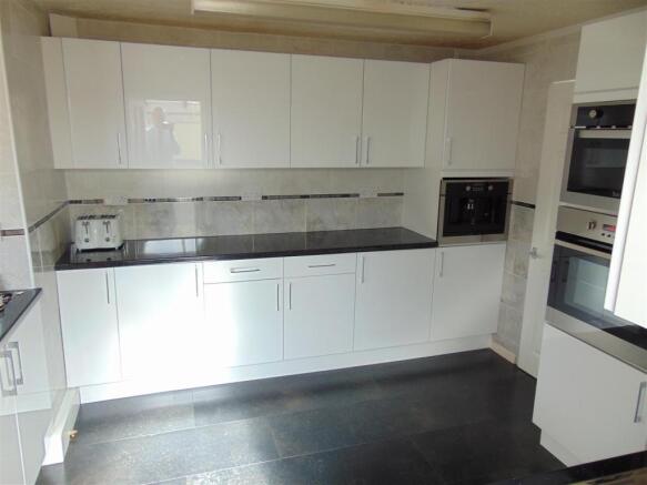 LUXURY FITTED KITCHE