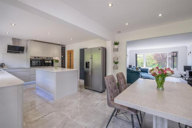 5 bed Detached for sale Image 8