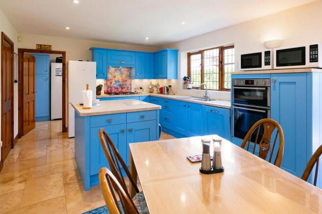 4 bed Detached for sale Image 7