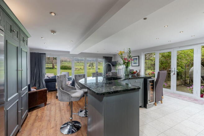 5 bed Detached for sale Image 12