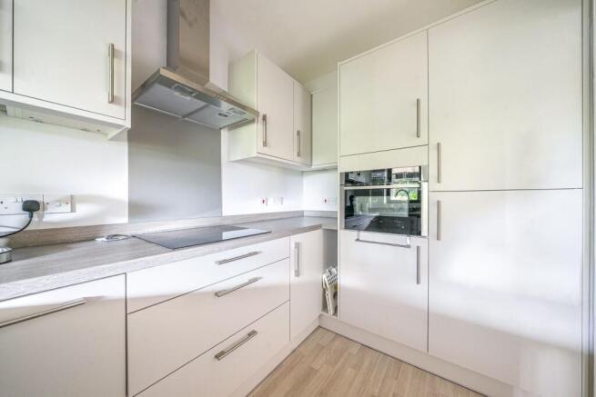 Emmbrook Court, Reading, RG6 photo 4