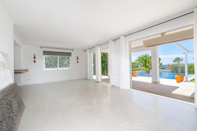 Elegant Mediterranean villa with pool and sea views