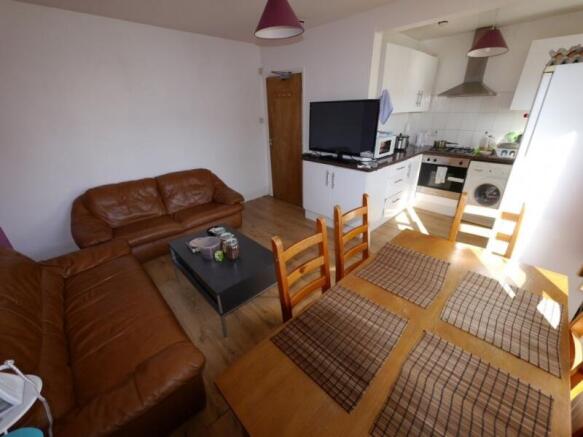 5 bed Terraced to rent Image 8