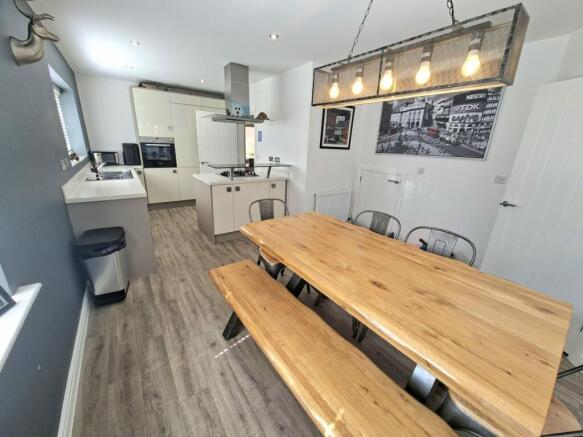 KITCHEN/FAMILY ROOM