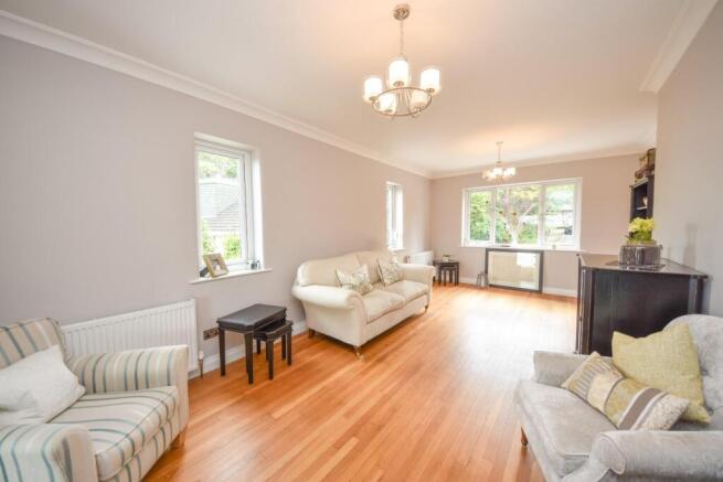5 bed Detached for sale Image 8