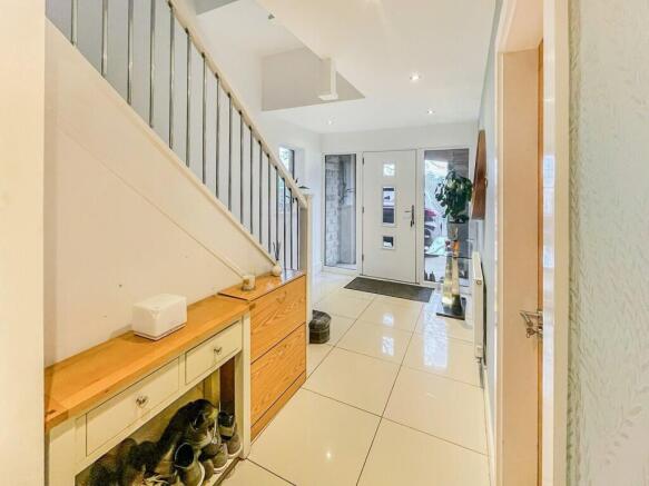 5 bed Detached for sale Image 11