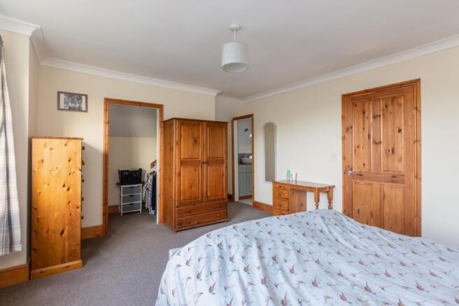 4 bed Detached to rent Image 8