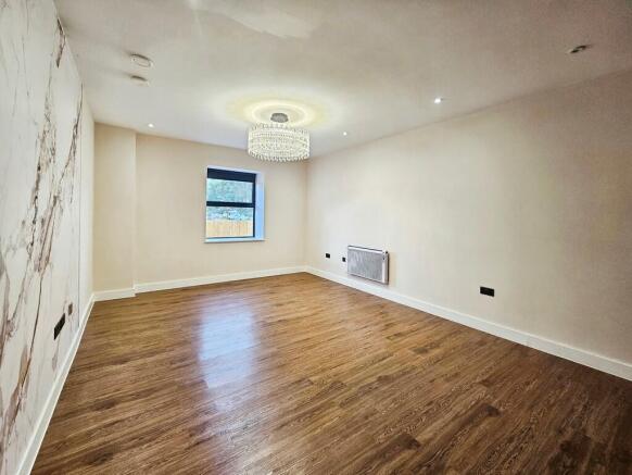 2 bed Apartment to rent Image 4