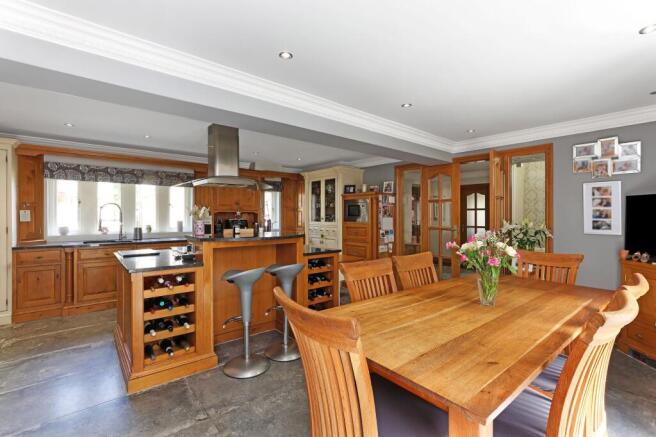 5 bed Detached for sale Image 7