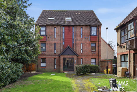 Pilgrims Close, London, N13