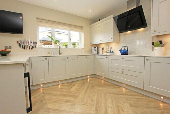 5 bed Detached for sale Image 6