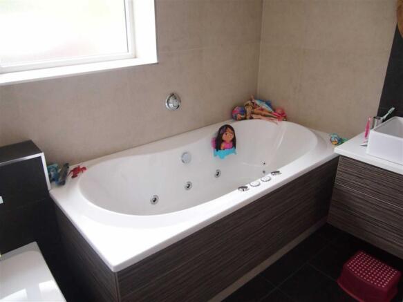 BATHROOM/WC