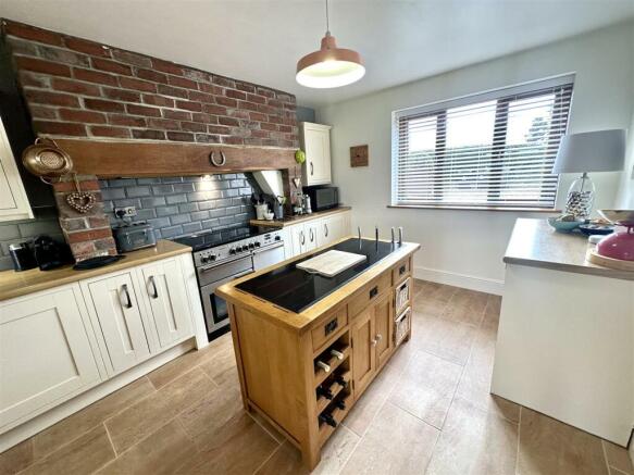 KITCHEN/DINING ROOM