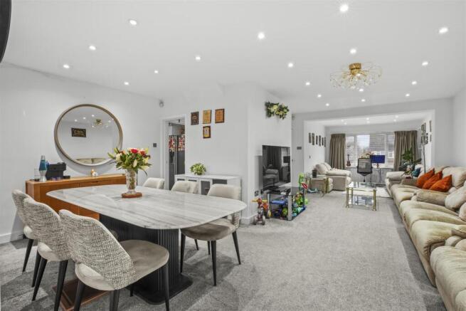 102 Carver Hill Rd, HP11 2UD-11.jpg