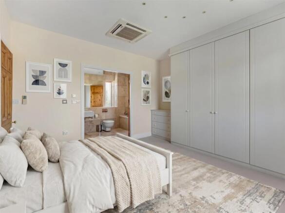 4 bed House for sale Image 10