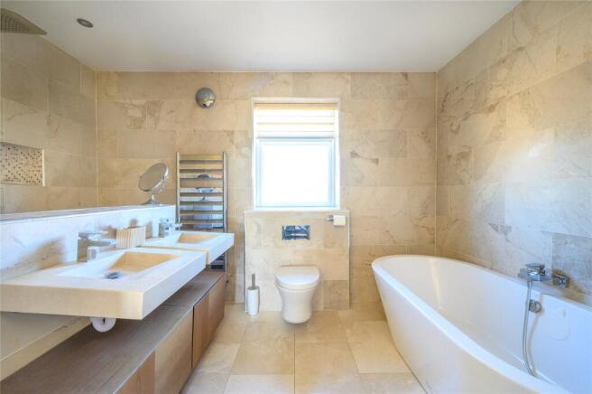 6 bed Detached for sale Image 9