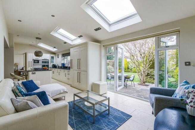 5 bed Detached for sale Image 11