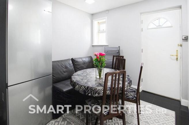 4 bed Terraced to rent Image 7