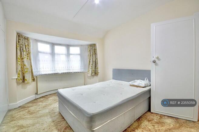 Bright Double Bedroom With Bay Window