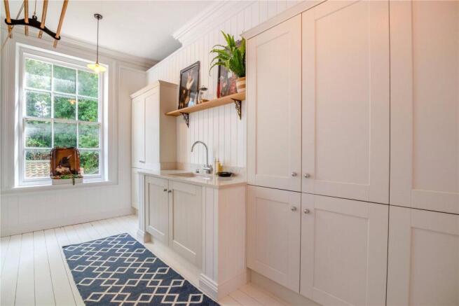 5 bed Detached for sale Image 12
