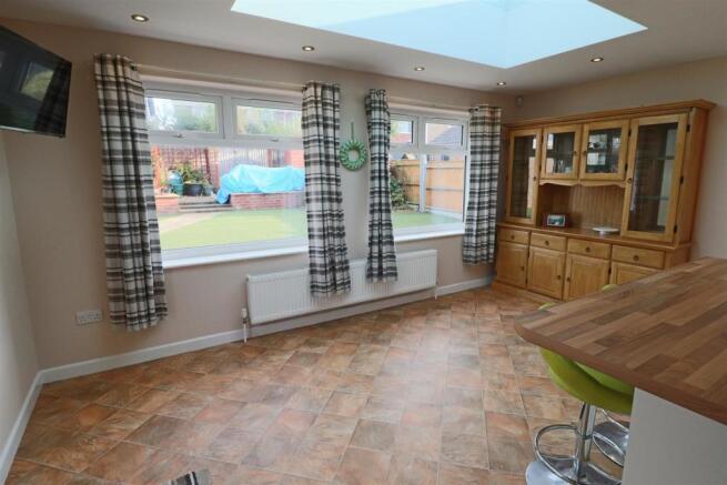 SUPERB EXTENDED KITCHEN/DINER FAMILY ROOM