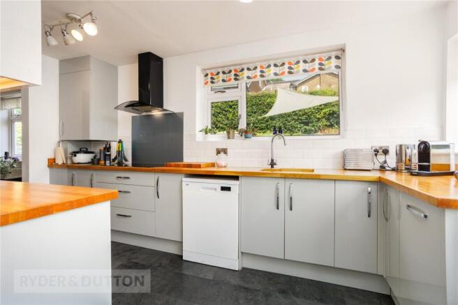 4 bed Detached for sale Image 9