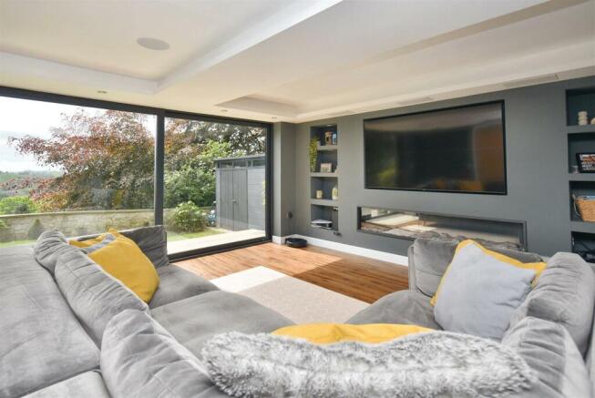 Garden/Sitting/Cinema Room