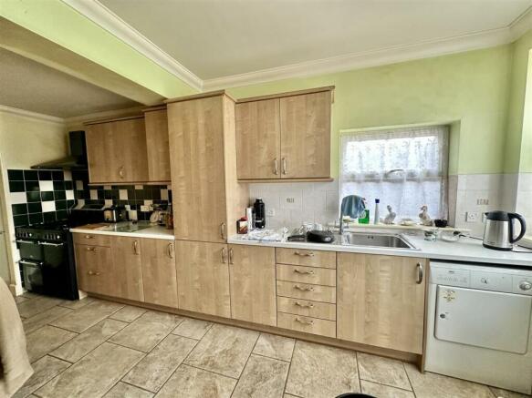 Kitchen/Breakfast Room: