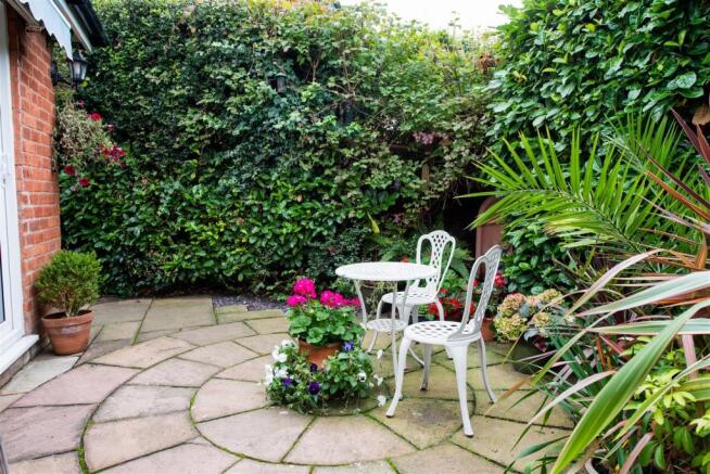 33 The Ridgeway Patio 1 5472.jpg