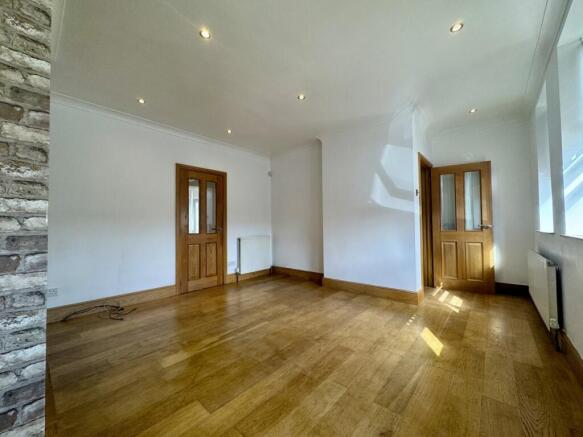 3 bed Semi-Detached to rent Image 5
